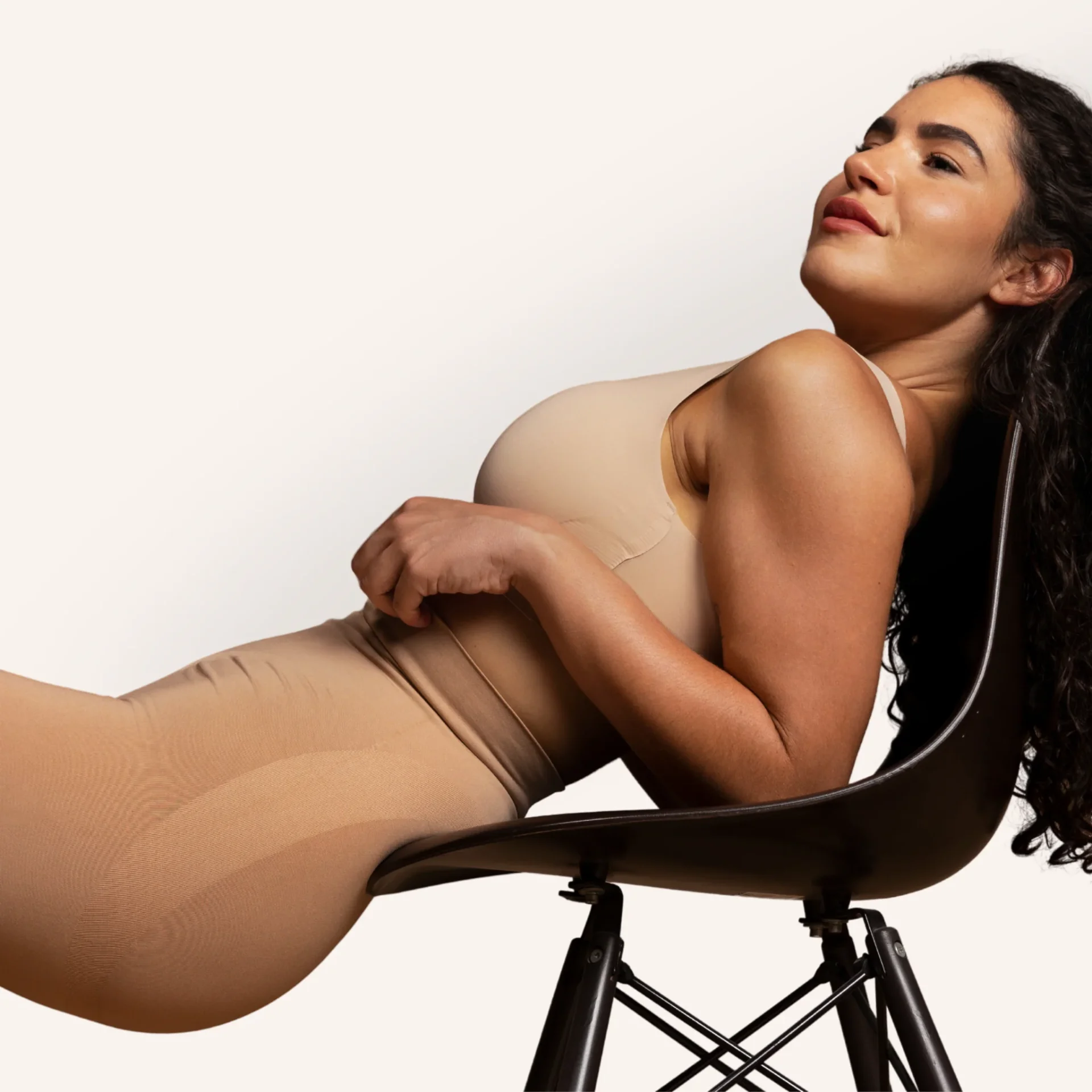Mulher a usar modelador nude Shapely